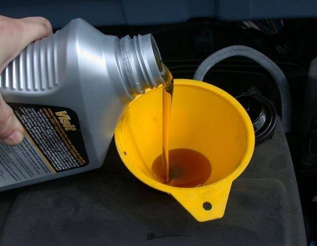 Qual è il modo corretto per misurare l'olio nella tua auto?