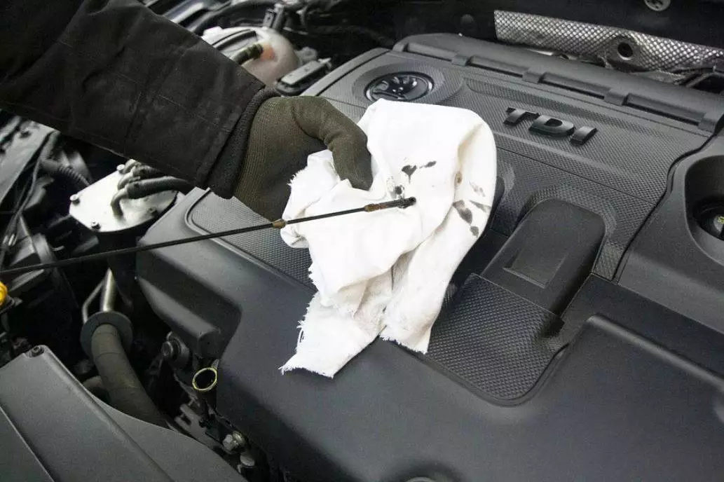 Qual è il modo corretto per misurare l'olio nella tua auto?