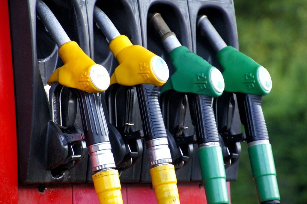 Uno studio afferma che il 20% dei proprietari di auto elettriche acquista di nuovo un'auto a benzina