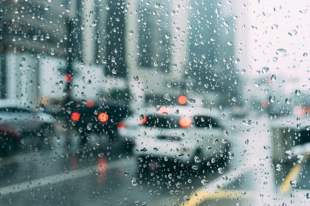 5 consigli per guidare sotto la pioggia, essere al sicuro e non avere incidenti