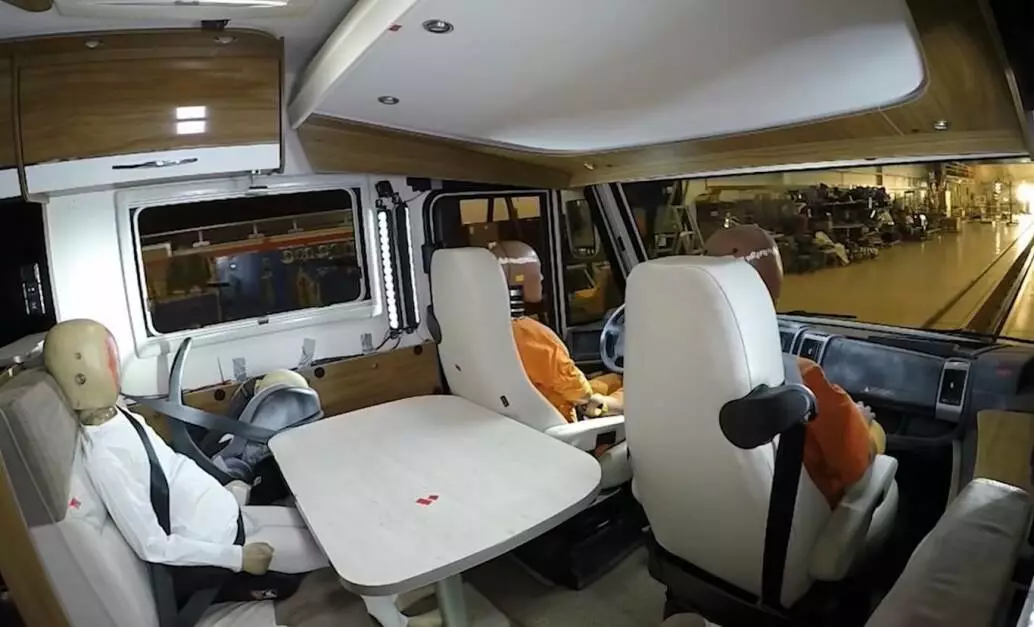 Un crash test mostra in un video quanto sia pericoloso viaggiare in un camper con oggetti liberi