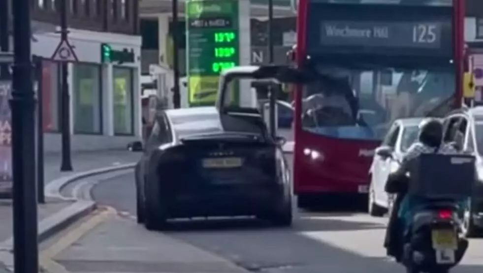 Londra, il conducente di una Tesla Model X lascia la portiera aperta e colpise un autobus