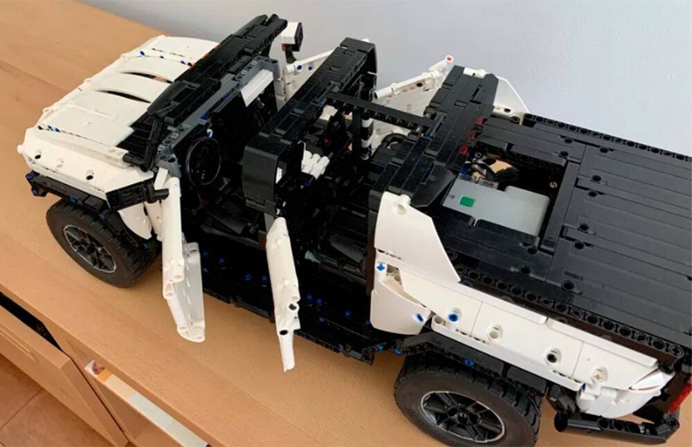LEGO Hummer EV, con quattro motori elettrici e sospensioni regolabili