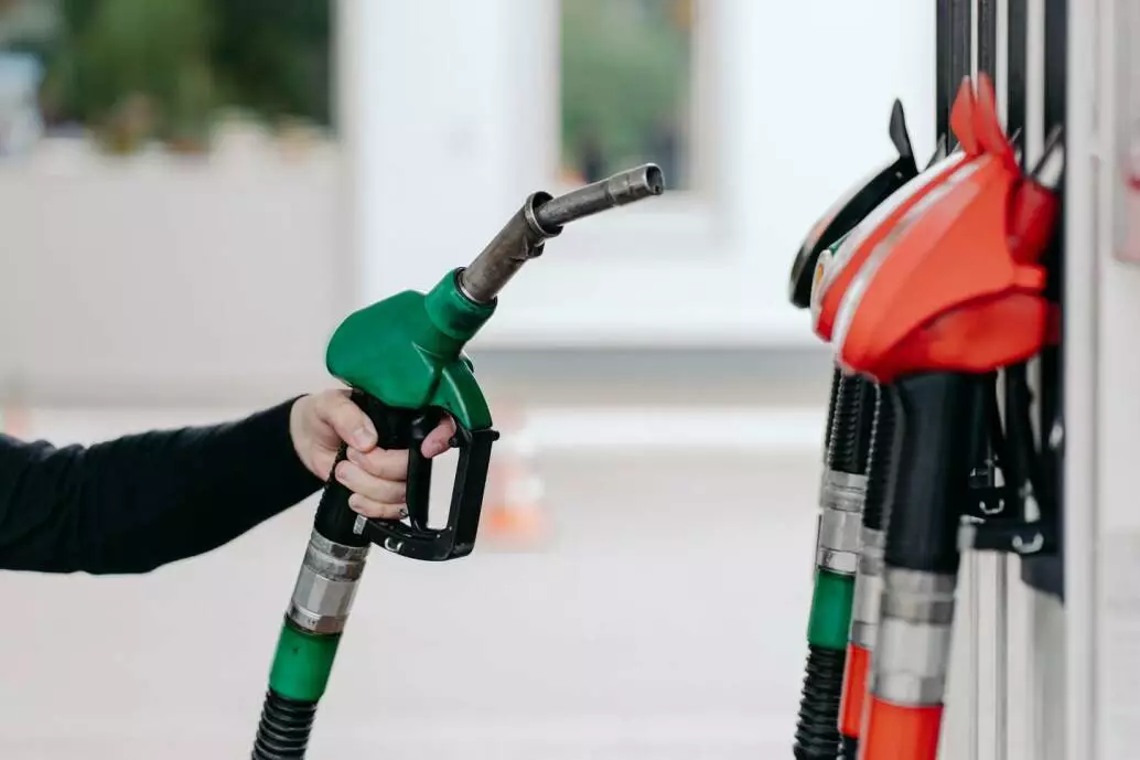 3 Modi per risparmiare carburante 1 3 Modi per risparmiare carburante