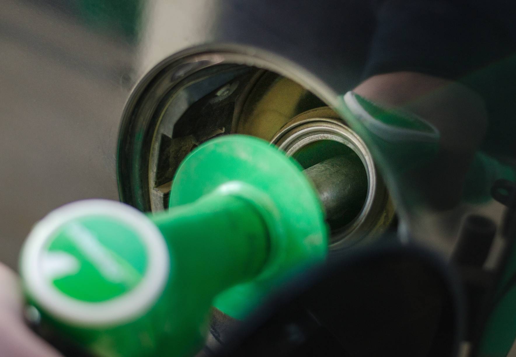Perché dovresti spegnere l'auto quando fai benzina