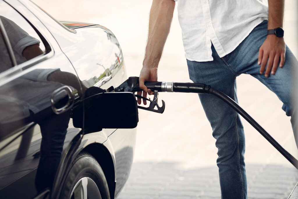 Perché dovresti spegnere l'auto quando fai benzina
