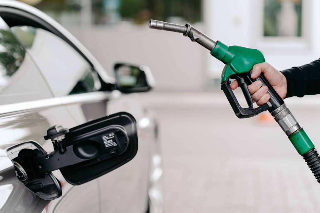 Come smaltire correttamente la vecchia benzina immagazzinata nella tua auto