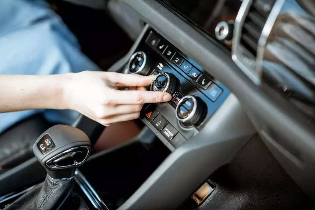 Come assicurarsi che il condizionatore d'aria della tua auto sia pronto e funzionante 2 Come assicurarsi che il condizionatore d'aria della tua auto sia pronto e funzionante