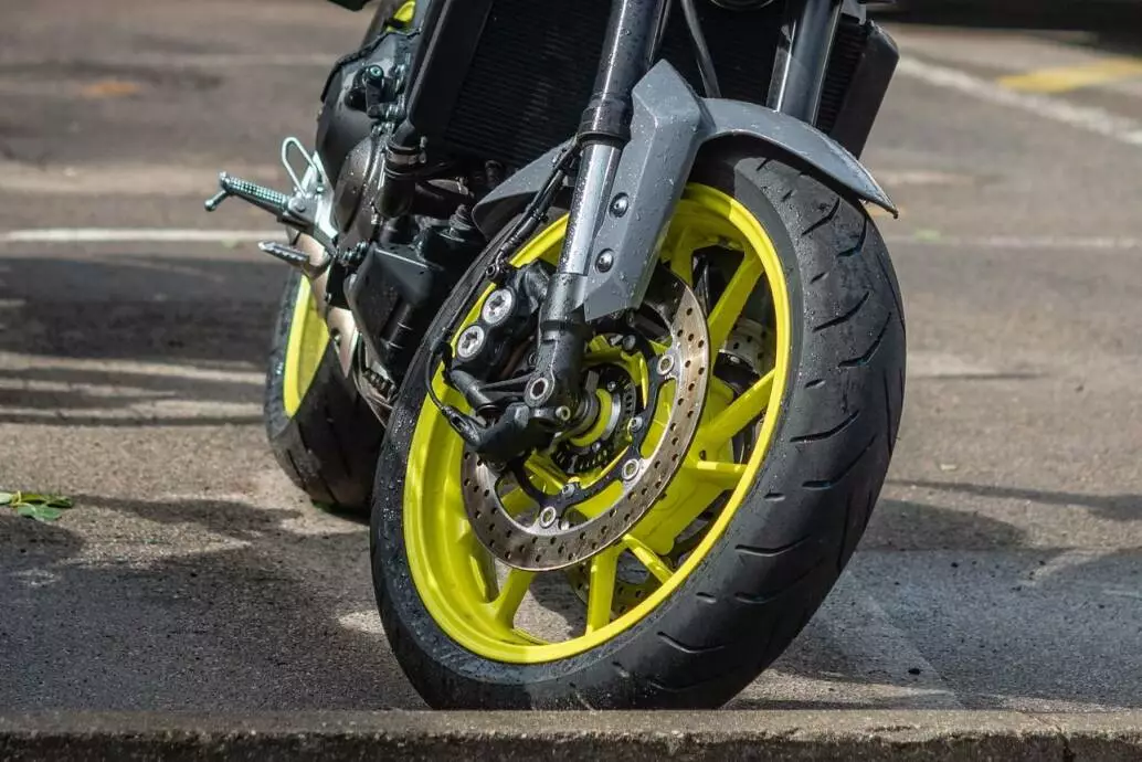Posso montare due pneumatici diversi su una moto?