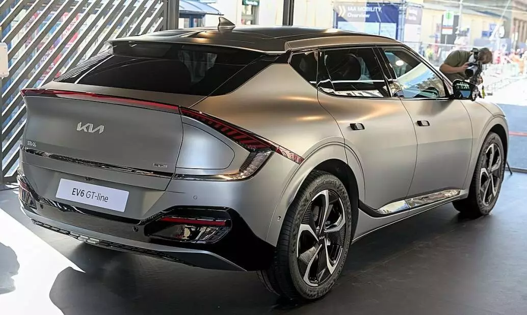 Kia EV6: l'auto elettrica che vende alla grande ed è già paragonata alla Mustang Mach-E 1 Kia EV6: l'auto elettrica che vende alla grande ed è già paragonata alla Mustang Mach-E