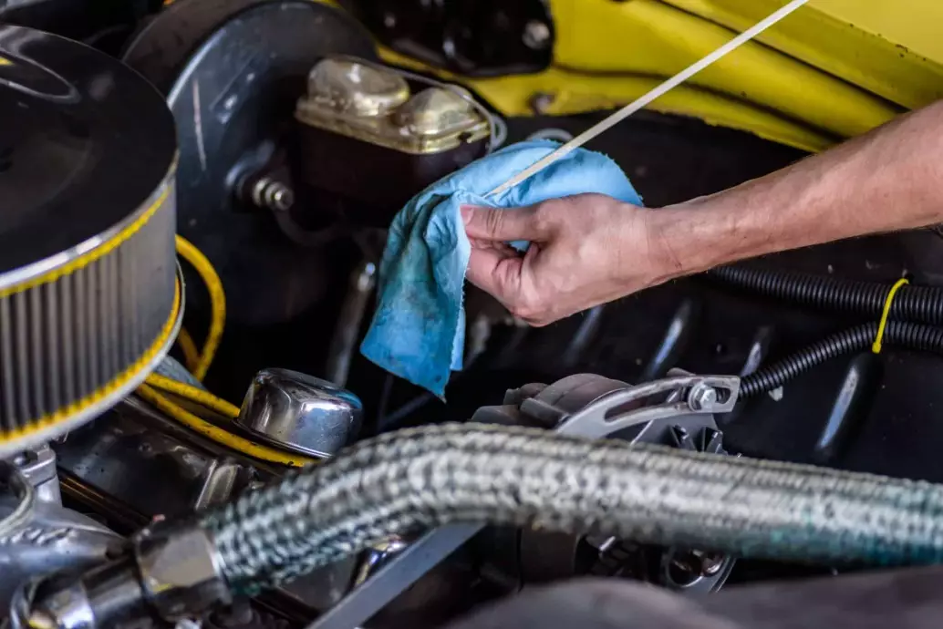Come controllare il livello dell'olio dell'auto: la guida definitiva 2 Come controllare il livello dell'olio dell'auto: la guida definitiva