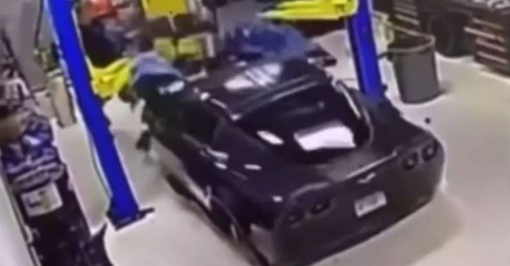 Corvette cade rovinosamente dal braccio meccanico durante la riparazione (VIDEO) 1 Corvette cade rovinosamente dal braccio meccanico durante la riparazione (VIDEO)