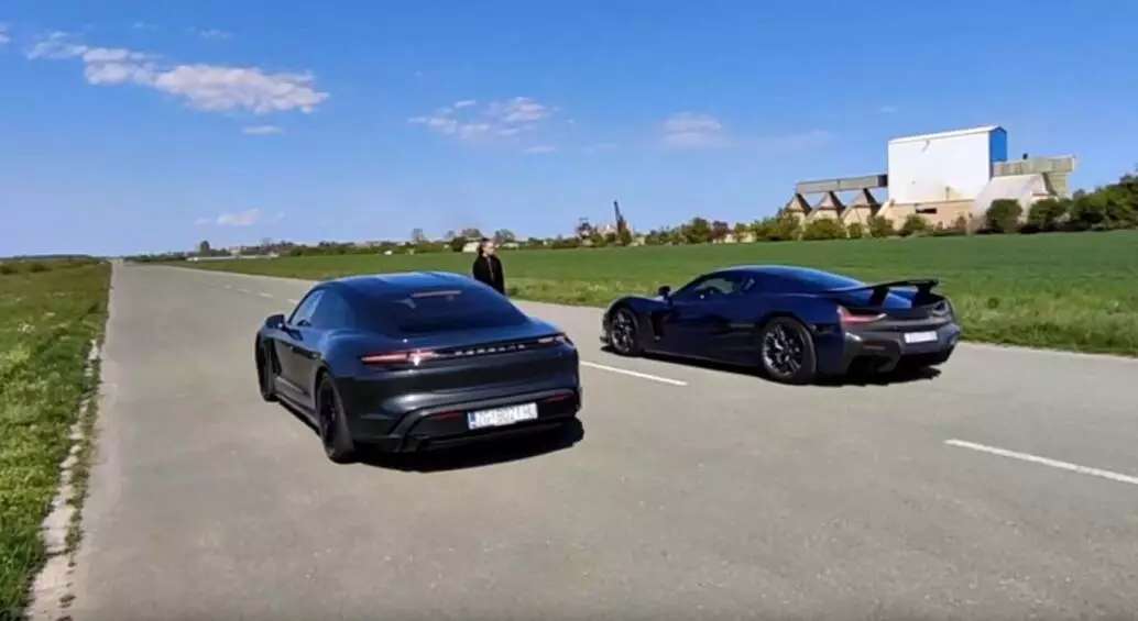 L'auto elettrica Rimac C_Two sfida la Porsche Taycan Turbo S in questo video