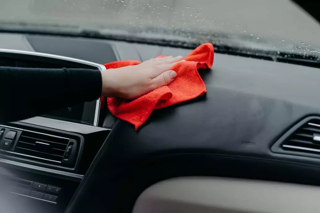 Come pulire correttamente gli interni dell'auto