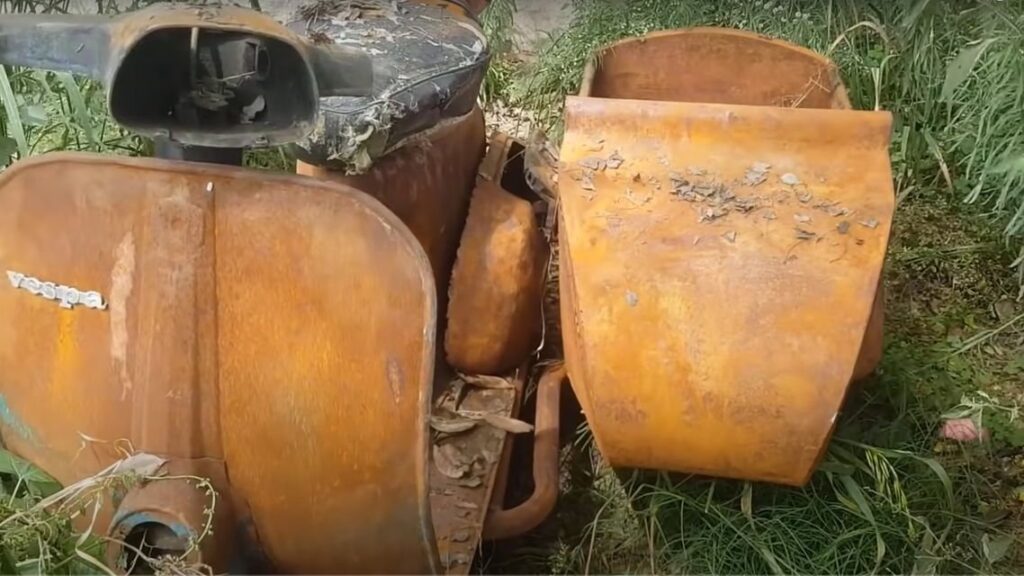 Il Video completo del restauro di una Vespa Sidecar del 1978 abbandonato in campagna