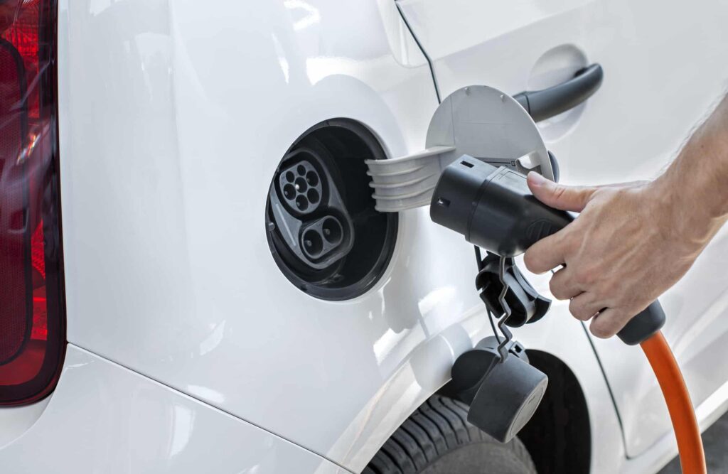 Perché le auto elettriche si deprezzano più velocemente delle auto a benzina
