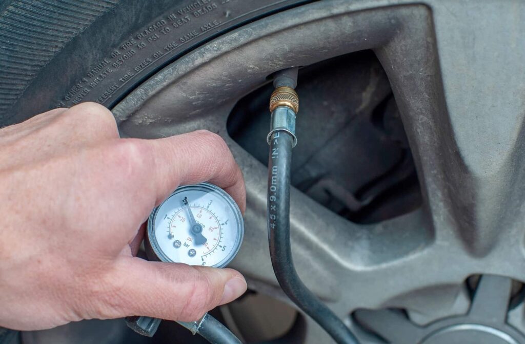 Come mantenere la pressione dell'aria negli pneumatici della tua auto durante l'estate