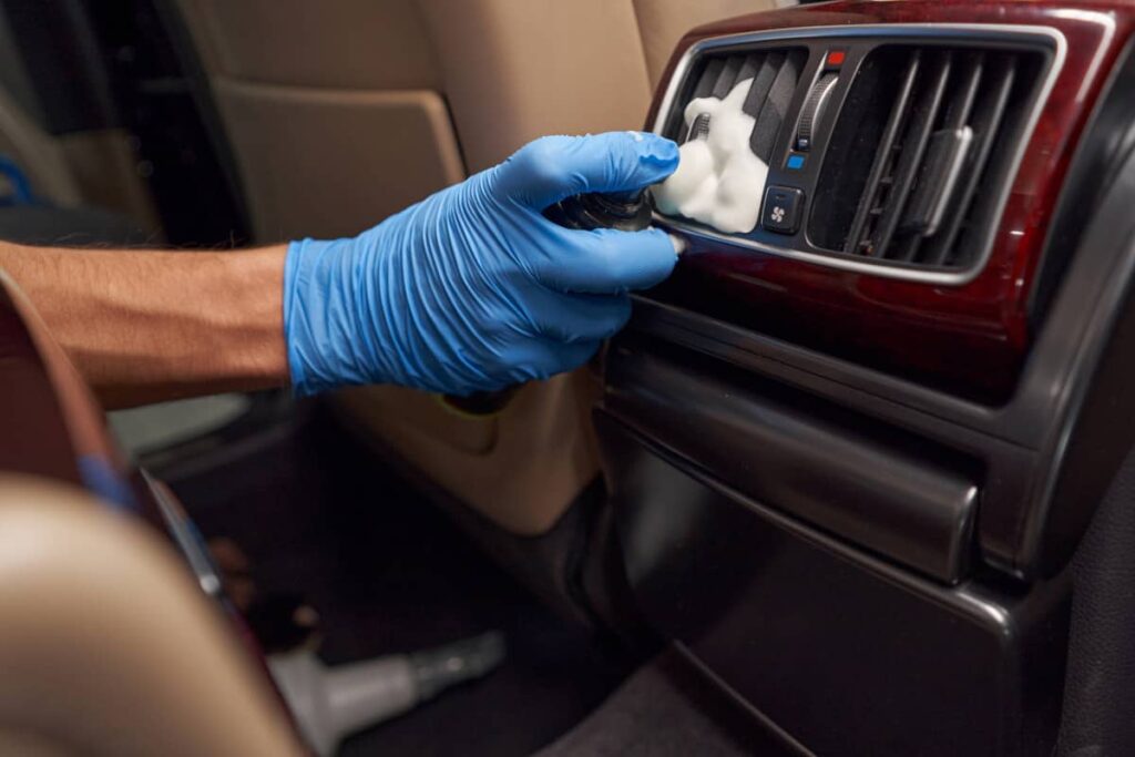 Come eliminare l'odore di umidità dall'auto?