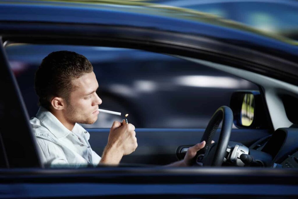 Come eliminare l'odore di sigaretta dall'interno dell'auto