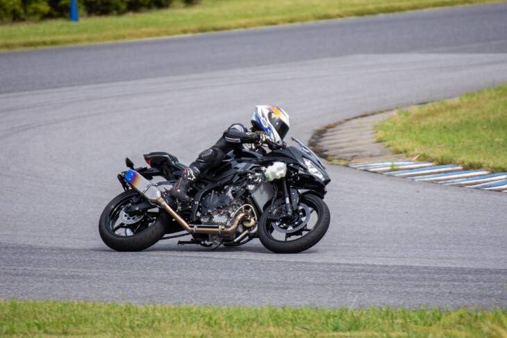 Cosa succede se metti un turbo in una Kawasaki ZX-25 R? 250 km/h con una moto da 250 cc