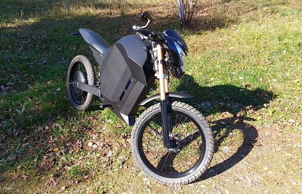 Questo Youtuber ha realizzato in casa una moto elettrica a meno di 3.400 euro