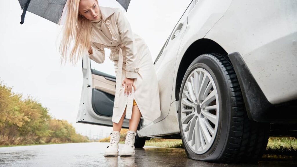 Come rilevare e riparare una piccola perdita d'aria nei pneumatici dell'auto