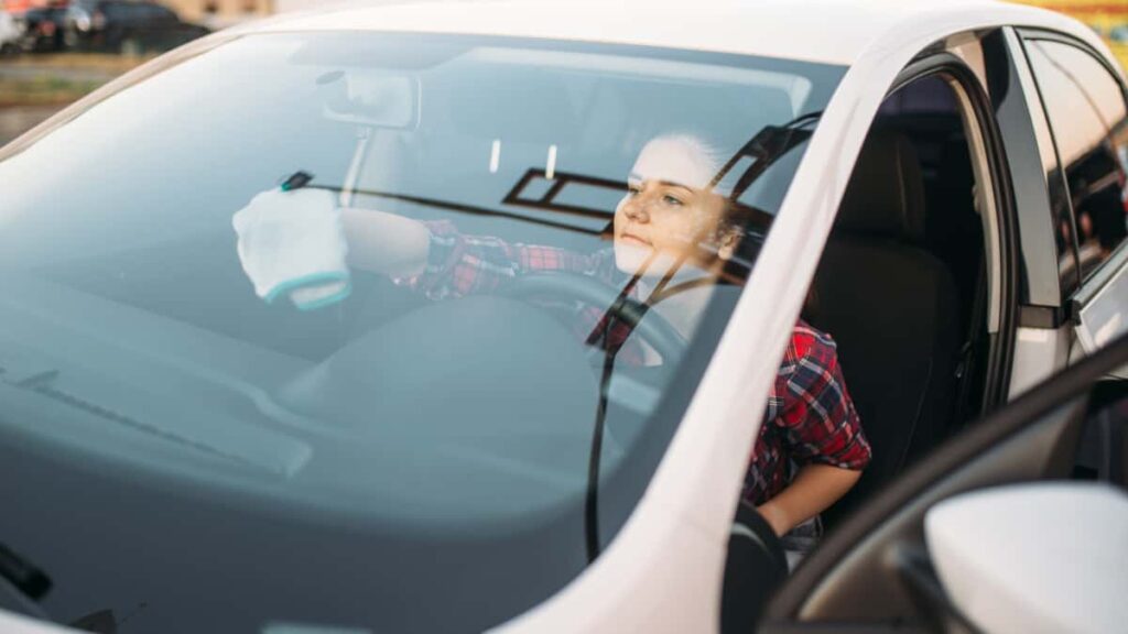 Come pulire i finestrini dell'auto senza lasciare aloni