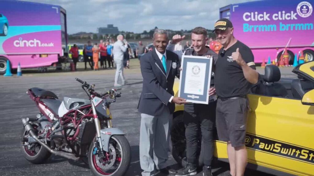Un pilota batte il Guinness World Record per il parcheggio parallelo più stretto