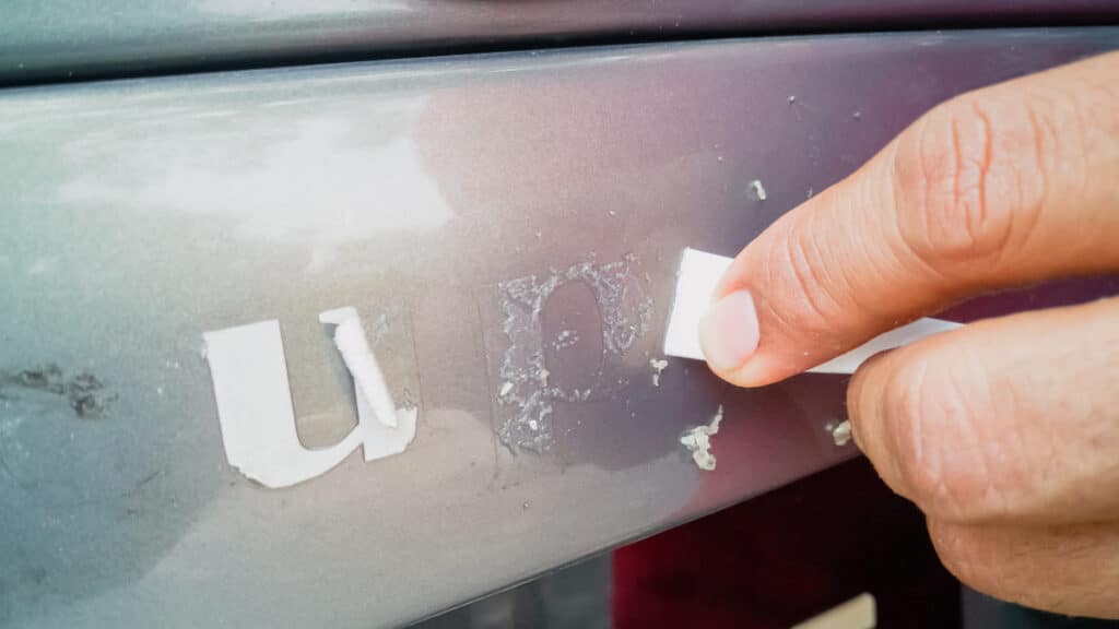 Come rimuovere gli adesivi dall'auto senza danneggiare la vernice