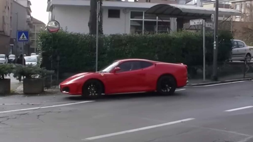 Confiscata una Toyota modificata per farla sembrare una Ferrari