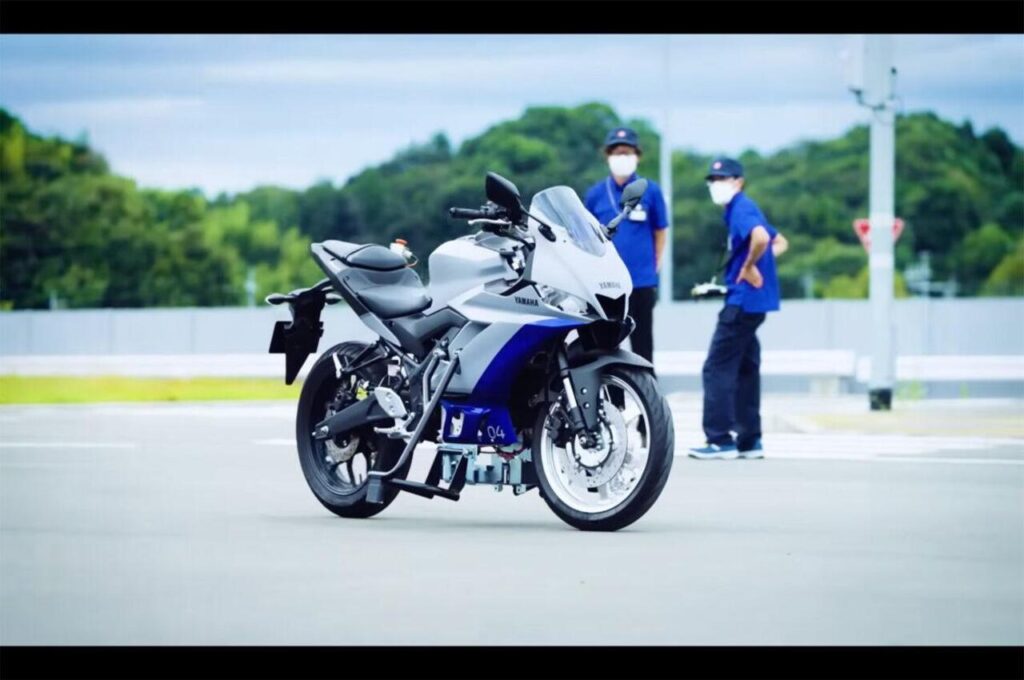 Yamaha AMSAS: sistema moto autonomo per evitare cadute a bassa velocità (Video)