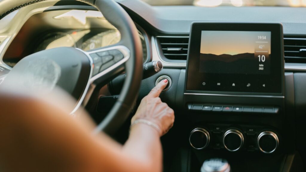 Guida autonoma: Siamo pronti per le auto senza conducente?  --- (Fonte immagine: https://autoemoto.video/wp-content/uploads/2023/11/guida-autonoma-delle-auto-1024x576.jpg)